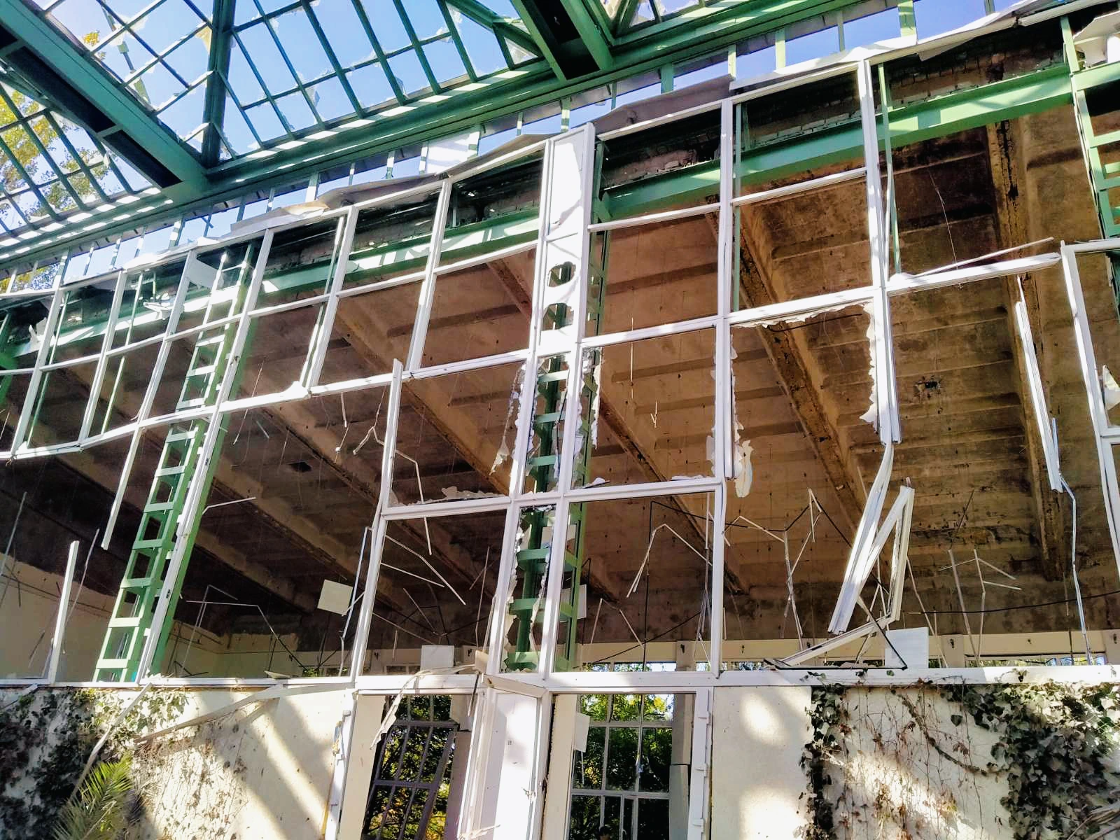 Вибухонебезпечні поля: Інститут кліматично орієнтованого господарства, укріплення з селітри та авіабомби №8